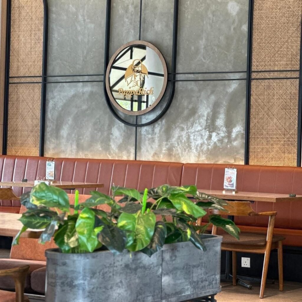 叙事逻辑对比:从“美好回忆”到“可被重复使用的日常”