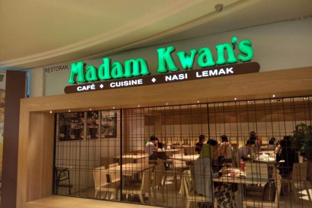 Datin Maureen Ooi 在吉隆坡商场经营 Madam Kwan’s，实现家庭味道的连锁复制