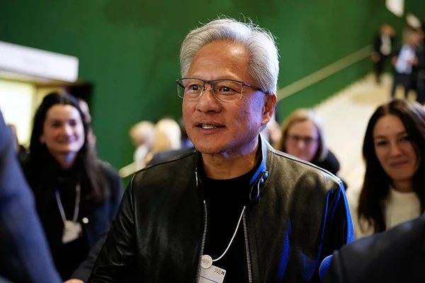 黄仁勋卖股票买奔驰